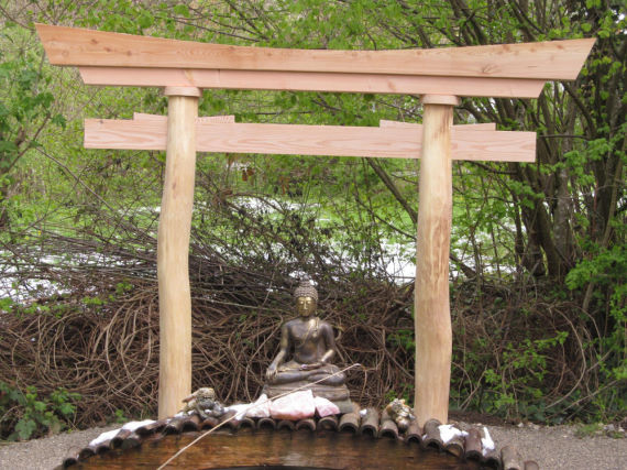 Torii mit Buddha