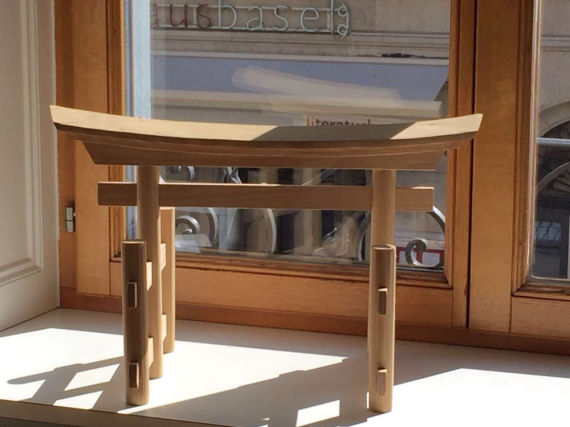 Torii am Fenster
