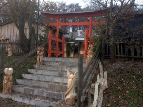 Torii über der Treppe