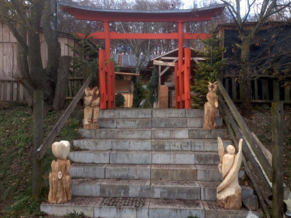 Torii über der Treppe