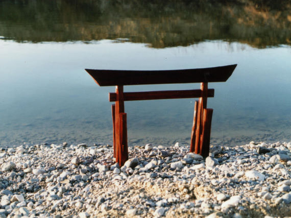 Torii am Ufer